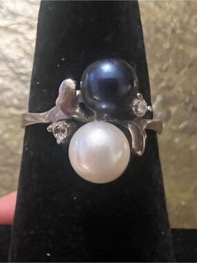 Vantel Pearls Black and White Pearl Ring in Silver